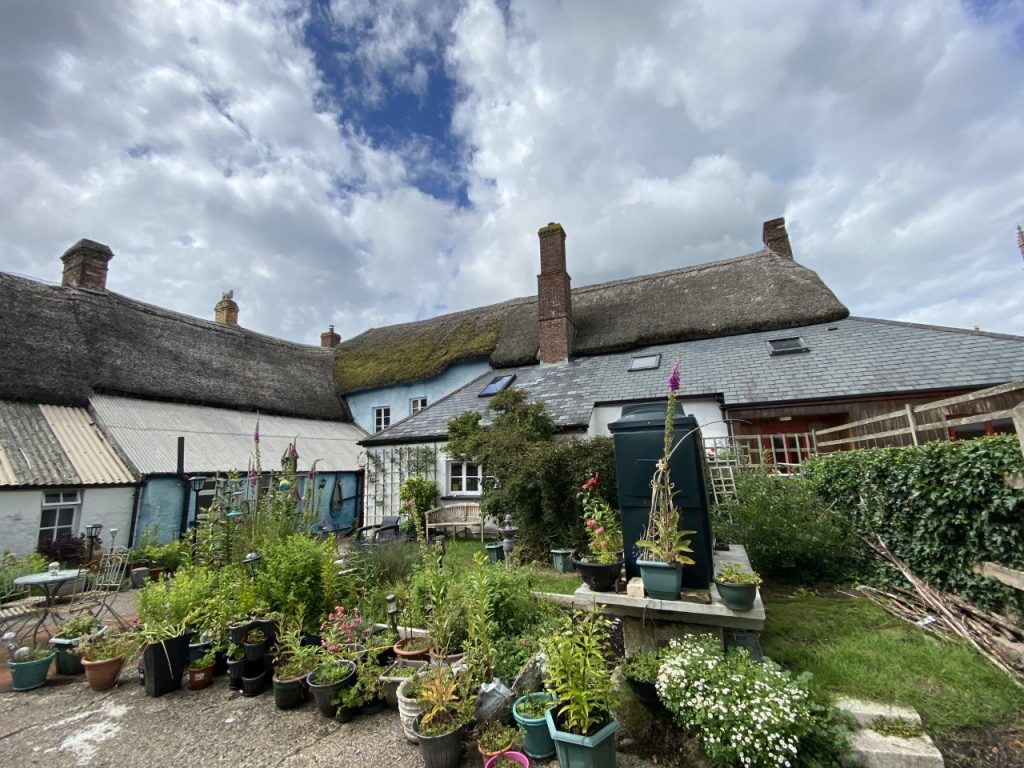 Well-equipped 1600s thatched house with mini gym
