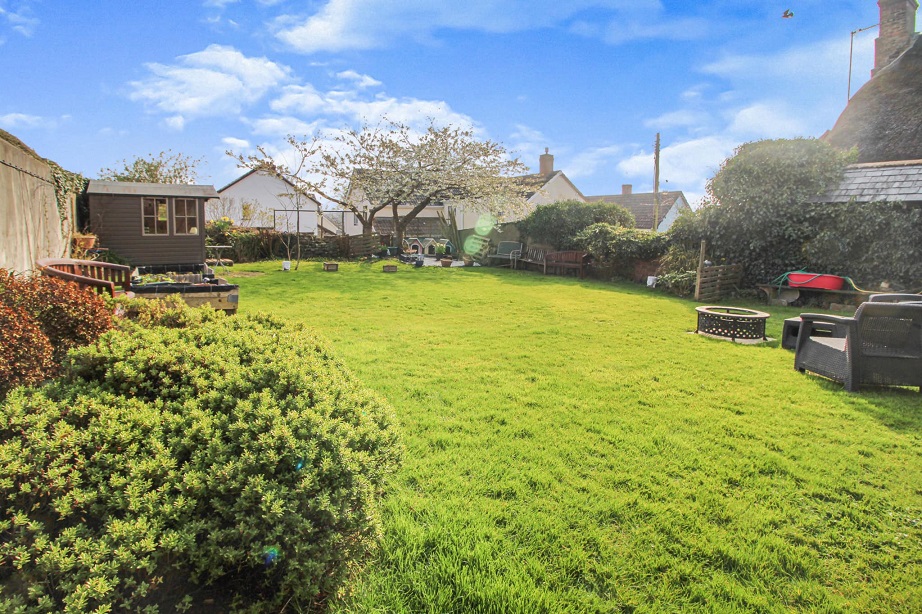 Retreats For You garden, looking beautiful